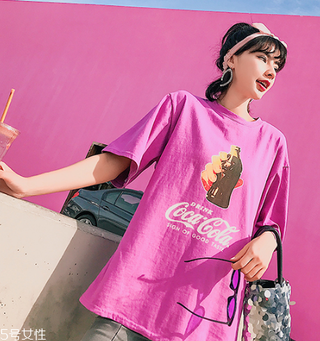 長(zhǎng)款t恤如何搭配？長(zhǎng)款t恤搭配技巧