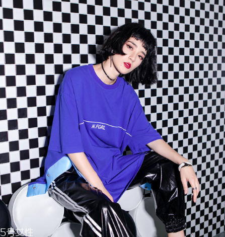 長(zhǎng)款t恤如何搭配？長(zhǎng)款t恤搭配技巧