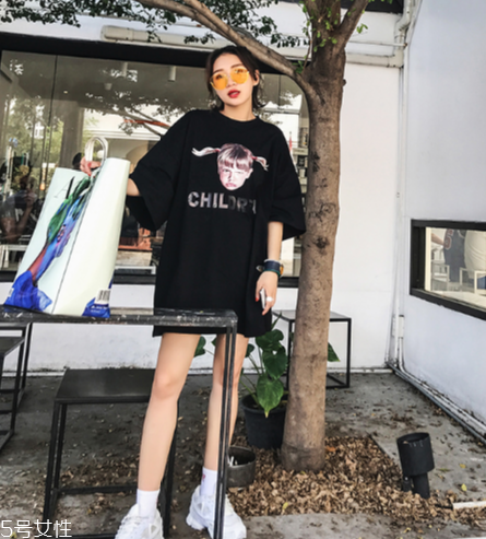 長(zhǎng)款t恤如何搭配？長(zhǎng)款t恤搭配技巧