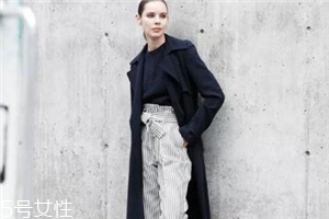 紙袋褲怎么搭配？紙袋褲搭配技巧