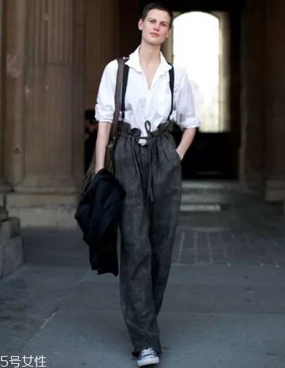 紙袋褲怎么搭配？紙袋褲搭配技巧