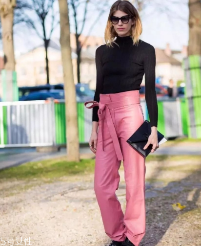 紙袋褲怎么搭配？紙袋褲搭配技巧