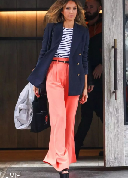 紙袋褲怎么搭配？紙袋褲搭配技巧