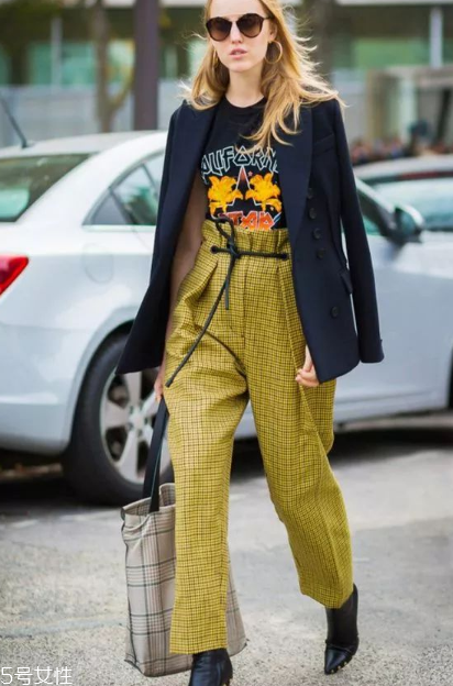 紙袋褲怎么搭配？紙袋褲搭配技巧