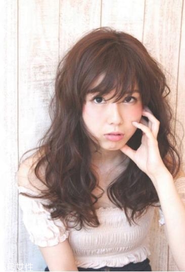 卷發(fā)早上起來怎么打理 卷發(fā)起床后怎么打理 卷發(fā)早上起來怎么打理 卷發(fā)起床后怎么打理