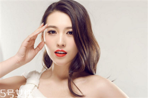 為什么一化妝就長痘痘 化妝就長痘痘原因 為什么一化妝就長痘痘 化妝就長痘痘原因