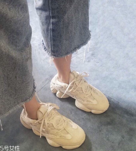 yeezy 500偏碼嗎？yeezy 500鞋碼標(biāo)準(zhǔn)嗎