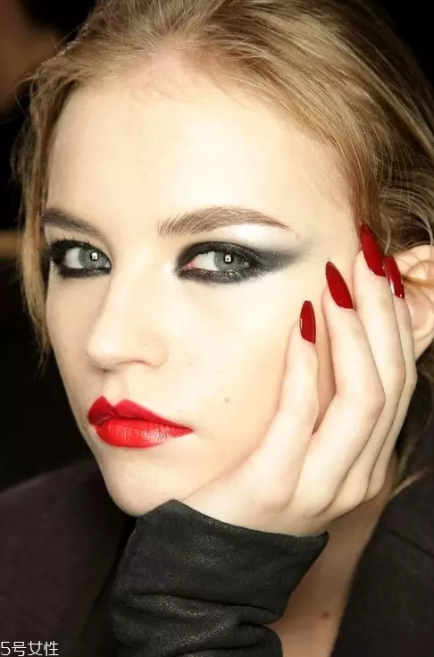 灰色美瞳適合什么口紅 灰色美瞳適合什么眼影 灰色美瞳適合什么口紅 灰色美瞳適合什么眼影