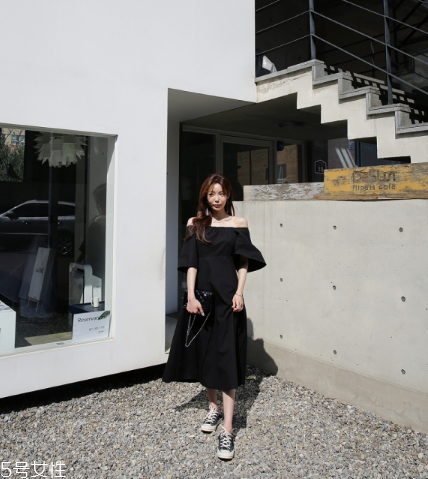 一字肩連衣裙怎么搭配？一字肩連衣裙搭配圖片