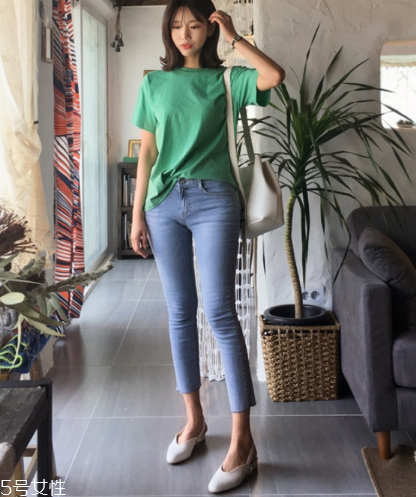 綠色短袖怎么搭配？綠色短袖搭配技巧
