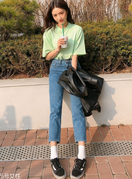 綠色短袖怎么搭配？綠色短袖搭配技巧