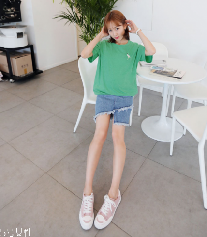 綠色短袖怎么搭配？綠色短袖搭配技巧