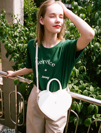 綠色短袖怎么搭配？綠色短袖搭配技巧