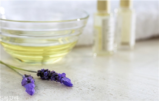 精油用在護(hù)膚哪一步 精油護(hù)膚的好處 精油用在護(hù)膚哪一步 精油護(hù)膚的好處