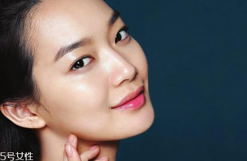 為什么一化妝就長痘痘 化妝就長痘痘原因 為什么一化妝就長痘痘 化妝就長痘痘原因