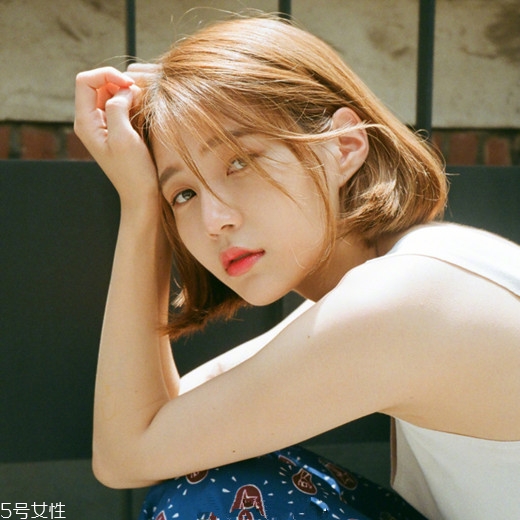 直發(fā)夾板怎么弄內(nèi)扣 直發(fā)夾板弄卷發(fā)圖解 直發(fā)夾板怎么弄內(nèi)扣 直發(fā)夾板弄卷發(fā)圖解