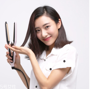 直發(fā)夾板怎么弄內(nèi)扣 直發(fā)夾板弄卷發(fā)圖解 直發(fā)夾板怎么弄內(nèi)扣 直發(fā)夾板弄卷發(fā)圖解