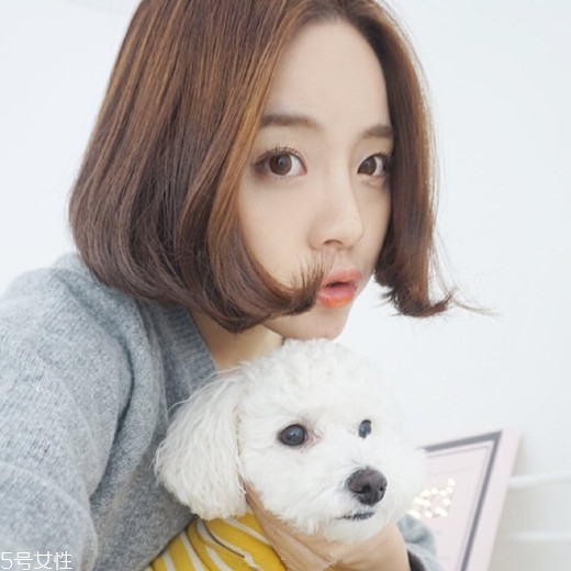 直發(fā)夾板怎么弄內(nèi)扣 直發(fā)夾板弄卷發(fā)圖解 直發(fā)夾板怎么弄內(nèi)扣 直發(fā)夾板弄卷發(fā)圖解