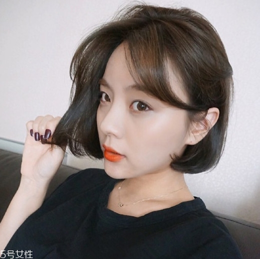 直發(fā)夾板怎么弄內(nèi)扣 直發(fā)夾板弄卷發(fā)圖解 直發(fā)夾板怎么弄內(nèi)扣 直發(fā)夾板弄卷發(fā)圖解