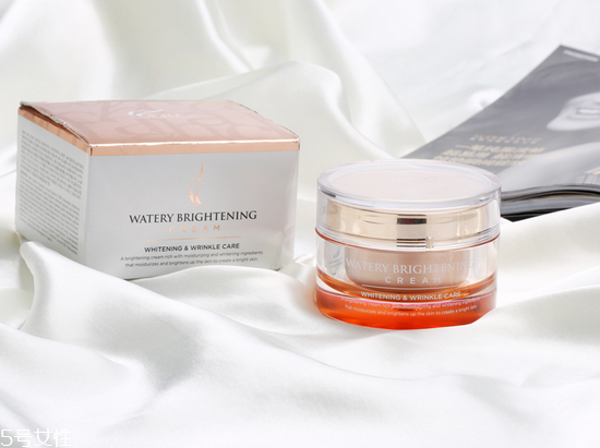 為什么一化妝就長痘痘 化妝就長痘痘原因 為什么一化妝就長痘痘 化妝就長痘痘原因