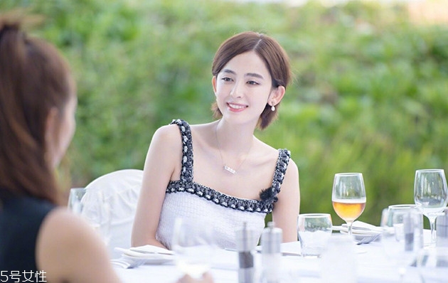 洗了頭發(fā)不吹干好嗎 頭發(fā)不吹干睡覺(jué)的危害 洗了頭發(fā)不吹干好嗎 頭發(fā)不吹干睡覺(jué)的危害