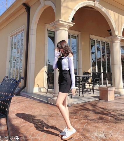 背帶裙配什么鞋子好看？背帶裙搭配鞋子技巧