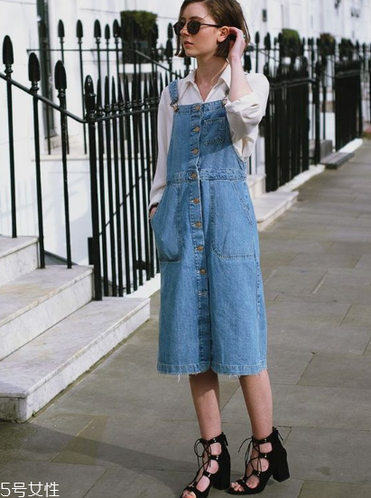 背帶裙配什么鞋子好看？背帶裙搭配鞋子技巧