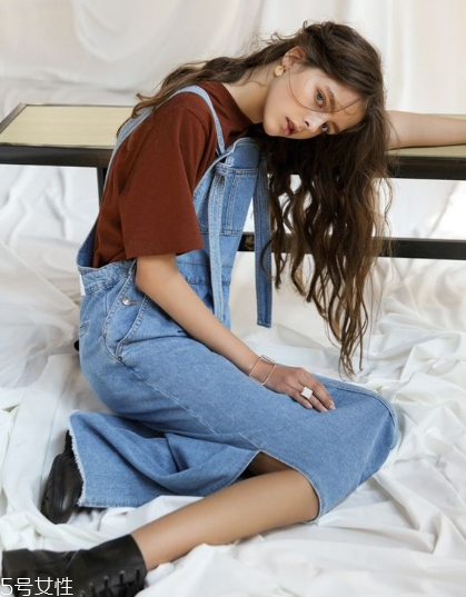 背帶裙配什么鞋子好看？背帶裙搭配鞋子技巧