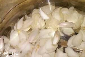 新鮮百合能泡水喝嗎？新鮮百合泡水好嗎？