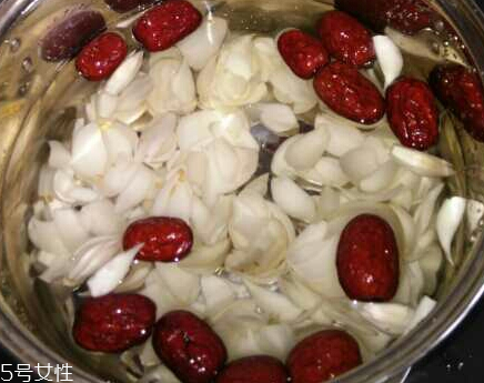 新鮮百合能泡水喝嗎？新鮮百合泡水好嗎？