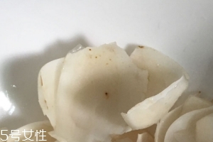 新鮮百合可以燉雞嗎？新鮮百合燉雞好吃嗎？