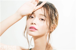 游泳池游泳后頭發(fā)干澀怎么辦 游泳池游泳后頭發(fā)干澀怎么辦