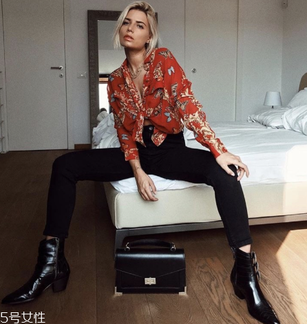 鎖骨鏈怎么搭配？鎖骨鏈搭配衣服技巧