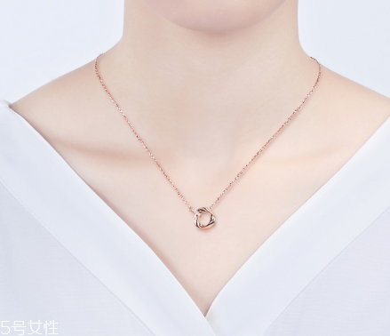 鎖骨鏈怎么搭配？鎖骨鏈搭配衣服技巧