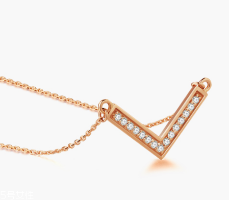 鎖骨鏈怎么搭配？鎖骨鏈搭配衣服技巧