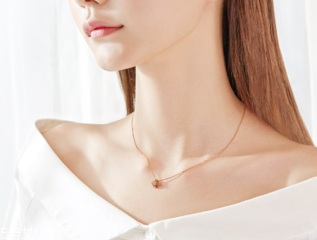 鎖骨鏈怎么搭配？鎖骨鏈搭配衣服技巧