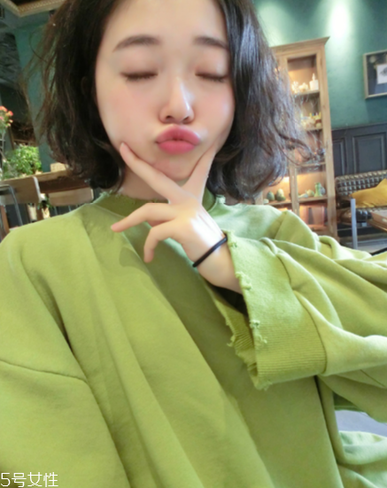 熒光色怎么搭配不顯黑？熒光色衣服搭配竅門