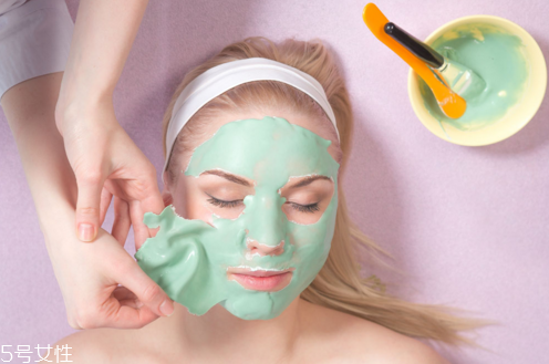 片狀面膜和泥狀面膜哪個(gè)好 泥狀面膜和片狀面膜的不同 片狀面膜和泥狀面膜哪個(gè)好 泥狀面膜和片狀面膜的不同