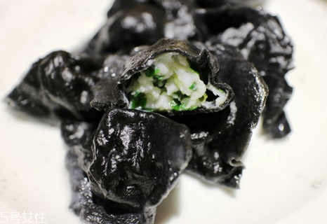 墨魚(yú)水餃為什么是黑色 墨魚(yú)水餃的皮怎么染成黑色的