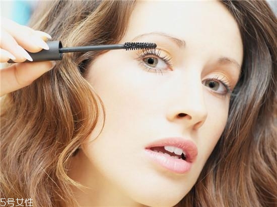 睫毛膏干掉拔不出來怎么辦 睫毛膏管里可以加什么 睫毛膏干掉拔不出來怎么辦 睫毛膏管里可以加什么