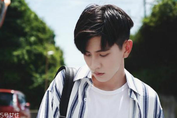 2022年男生流行的發(fā)型 簡(jiǎn)單酷帥男生春夏發(fā)型