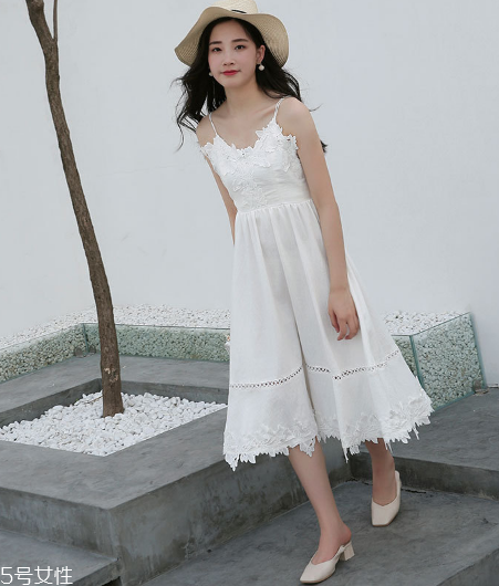 白色連衣裙怎么搭配？白色連衣裙搭配技巧