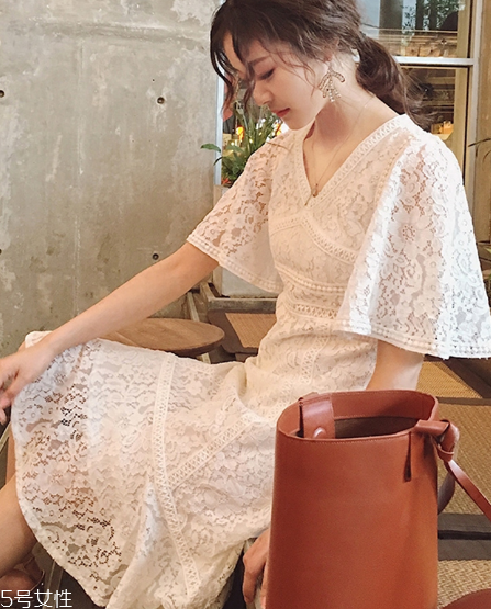 白色連衣裙怎么搭配？白色連衣裙搭配技巧