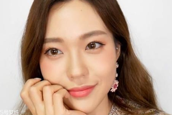 珊瑚妝怎么畫 淡雅珊瑚妝步驟圖解 珊瑚妝怎么畫 淡雅珊瑚妝步驟圖解