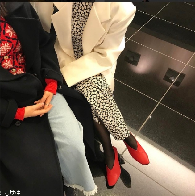 碎花裙搭配什么外套 碎花裙子配什么上衣 碎花裙搭配什么外套 碎花裙子配什么上衣