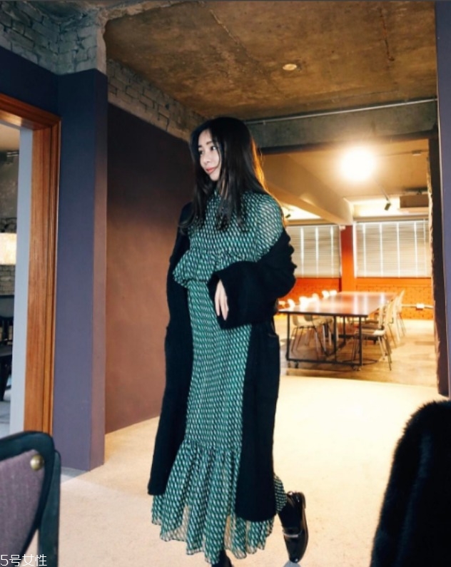 碎花裙搭配什么外套 碎花裙子配什么上衣 碎花裙搭配什么外套 碎花裙子配什么上衣