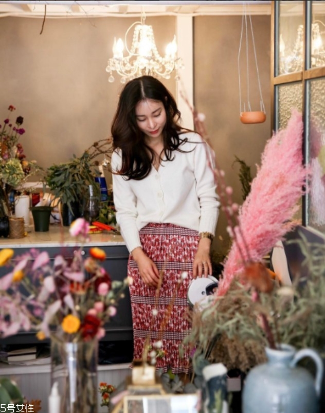 碎花裙搭配什么外套 碎花裙子配什么上衣 碎花裙搭配什么外套 碎花裙子配什么上衣