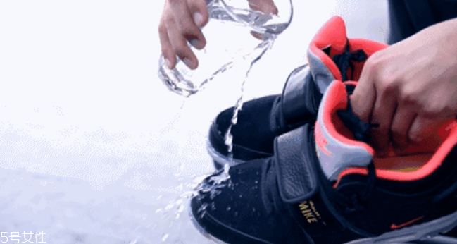 防水噴霧會(huì)傷害鞋面嗎 防水噴霧的原理 防水噴霧會(huì)傷害鞋面嗎 防水噴霧的原理