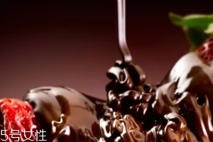 巧克力糖漿怎么做？巧克力糖漿可以做什么？