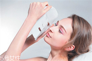 晚上敷面膜好還是早上敷面膜好 晚上敷完面膜要洗臉嗎 晚上敷面膜好還是早上敷面膜好 晚上敷完面膜要洗臉嗎